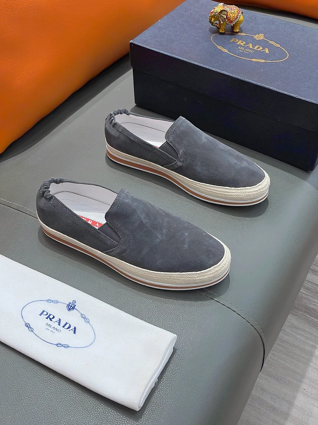 Men's shoes PRADA "Prada" P400 Regular size: 38-44 (slip-on shoes) Product materials: Selected cowhide upper, soft sheepskin foot pads, original factory special outsole.